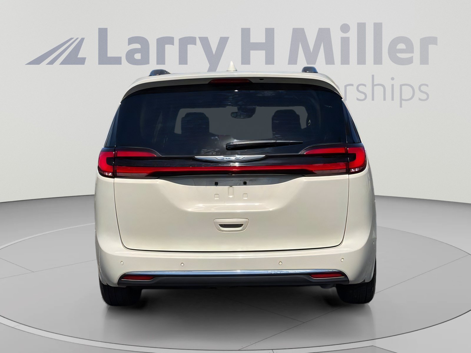 Used 2021 Chrysler Pacifica Touring-L w/ Uconnect Theater Family Group FWD image 5