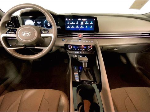 Used 2025 Hyundai Elantra SEL FWD image 15
