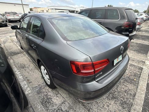 Used 2015 Volkswagen Jetta S image 3