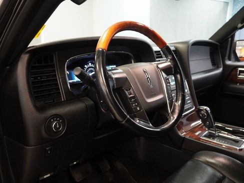 Used 2015 Lincoln Navigator 4WD image 8