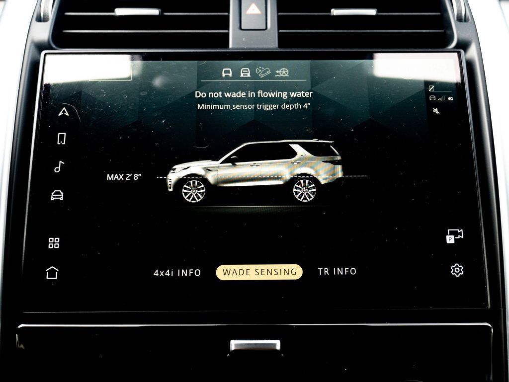 Used 2024 Land Rover Discovery Dynamic SE AWD/4WD image 27