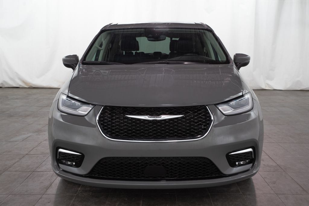Used 2023 Chrysler Pacifica Touring-L FWD image 2