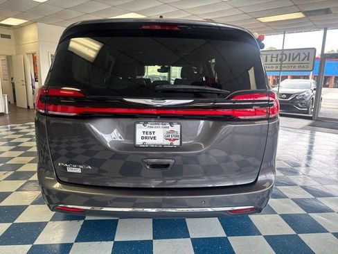 Used 2021 Chrysler Pacifica Touring-L image 6