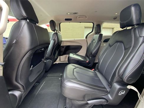 Used 2023 Chrysler Pacifica Touring-L image 11