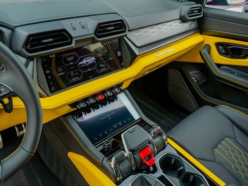 Used 2025 Lamborghini Urus SE image 76