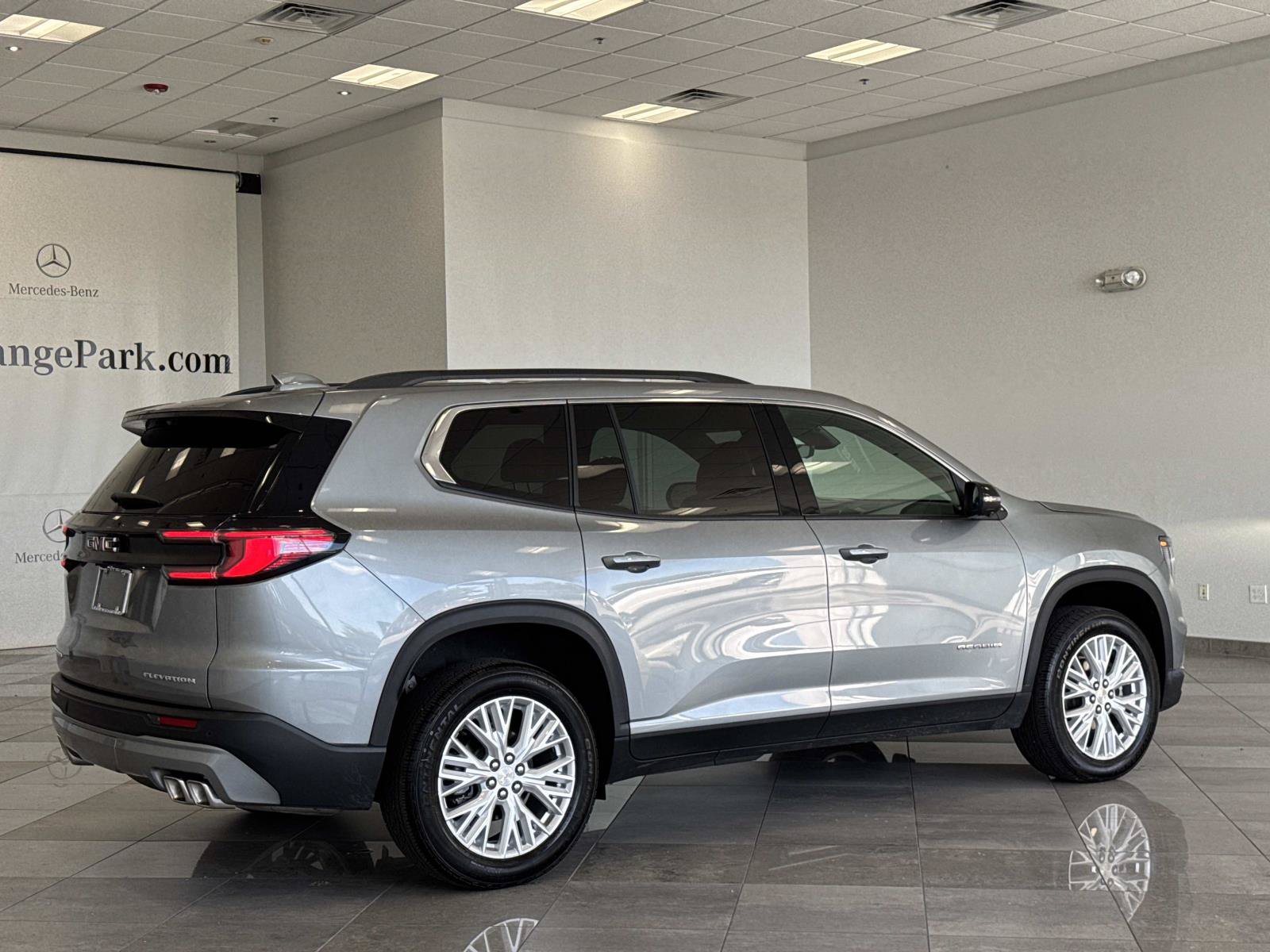 Used 2026 GMC Acadia Elevation w/ Elevation Premium Package FWD image 23
