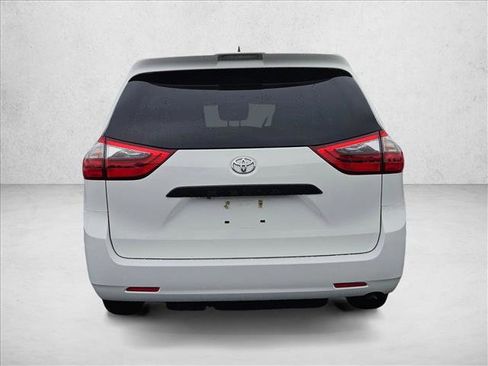 Used 2020 Toyota Sienna L image 7