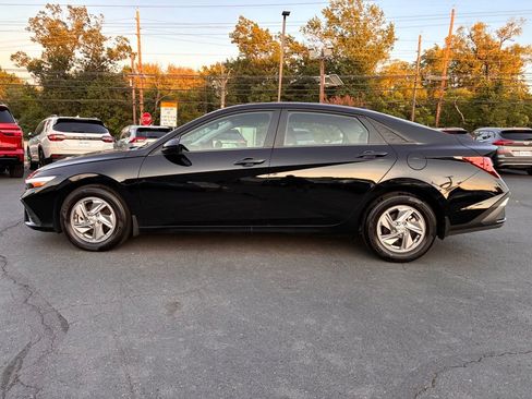 Used 2025 Hyundai Elantra SE FWD image 4