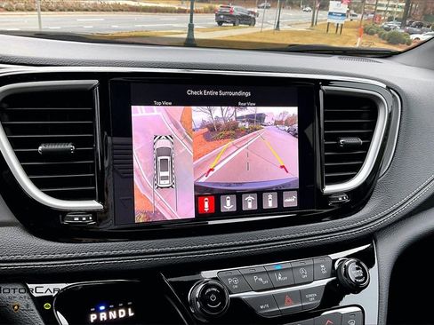 Used 2025 Chrysler Pacifica Select image 20