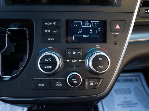 Used 2016 Toyota Sienna SE Premium image 20