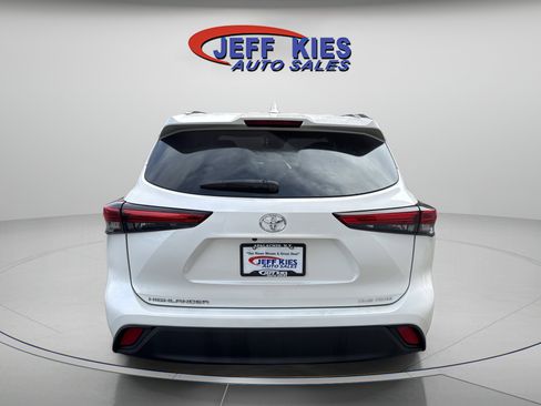 Used 2021 Toyota Highlander XLE image 6