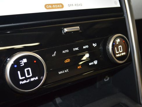 Certified 2025 Land Rover Discovery S AWD/4WD image 32