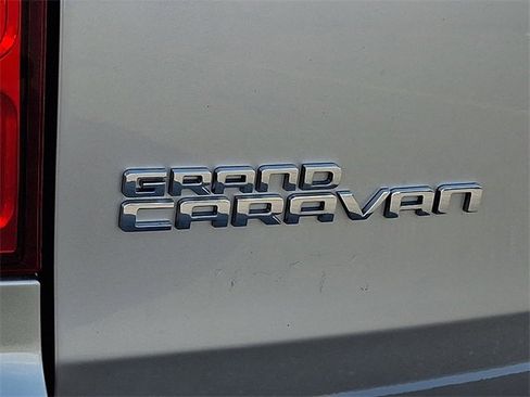 Used 2016 Dodge Grand Caravan SXT image 31