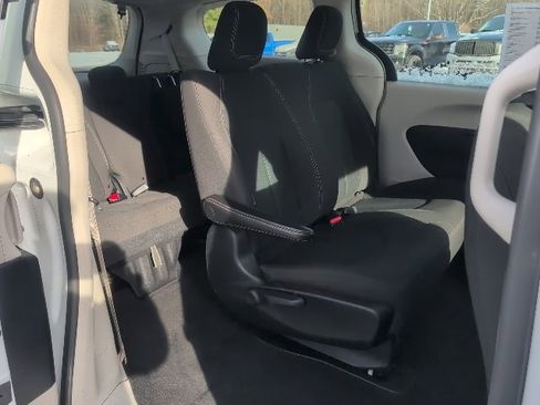 Used 2021 Chrysler Voyager L image 30