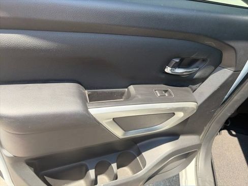 Used 2022 Nissan Titan SV RWD image 12