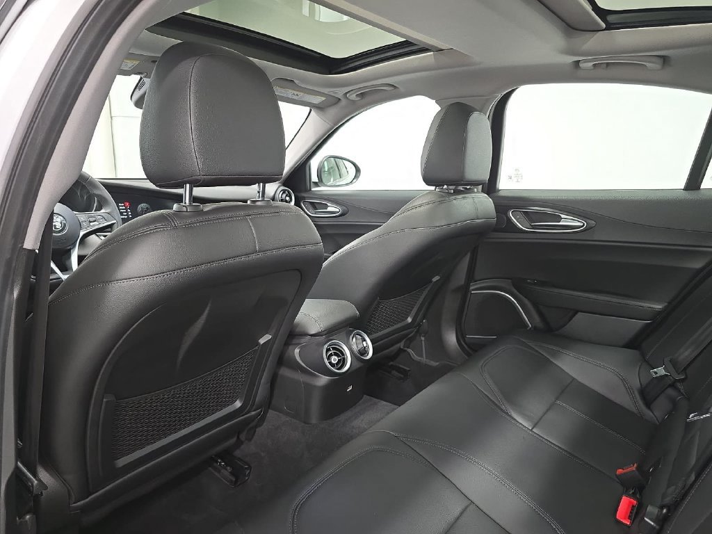 Used 2019 Alfa Romeo Giulia AWD image 26