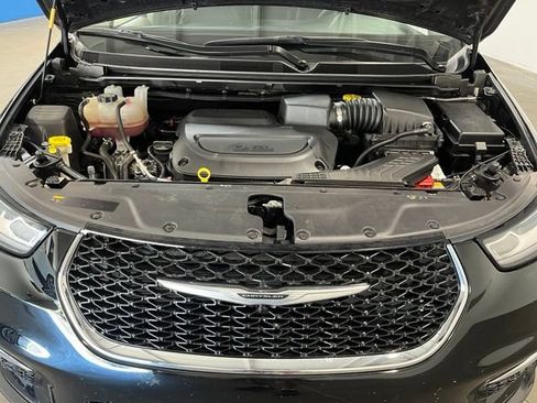 Used 2024 Chrysler Pacifica Touring-L FWD image 9