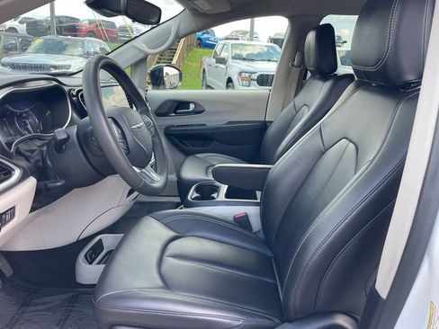 Used 2024 Chrysler Pacifica Touring-L FWD image 2