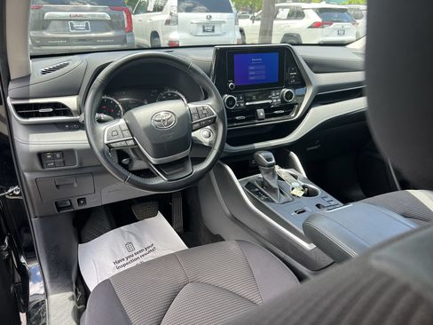 Used 2025 Toyota Highlander LE FWD image 30