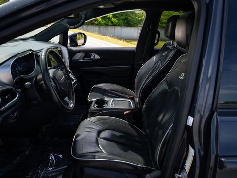 Used 2019 Chrysler Pacifica Limited w/ S Appearance Package FWD image 14