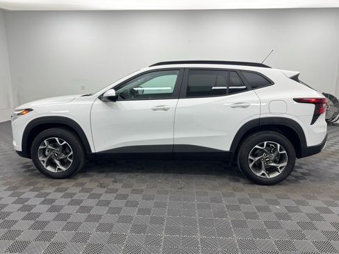 Used 2025 Chevrolet Trax LT w/ LT Convenience Package FWD image 11