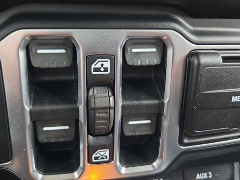 Used 2020 Jeep Gladiator Overland image 16