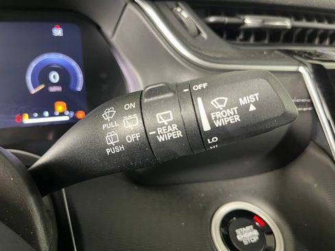 Used 2023 Jeep Grand Cherokee Laredo AWD/4WD image 23