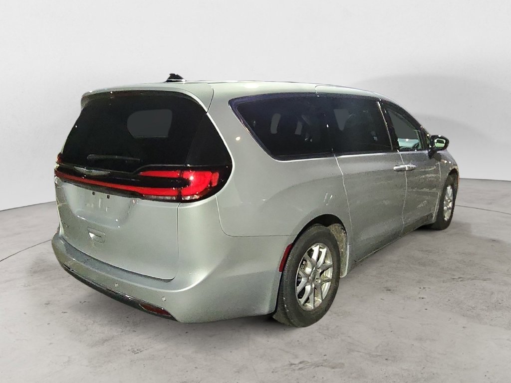 Used 2024 Chrysler Pacifica Touring-L FWD image 5