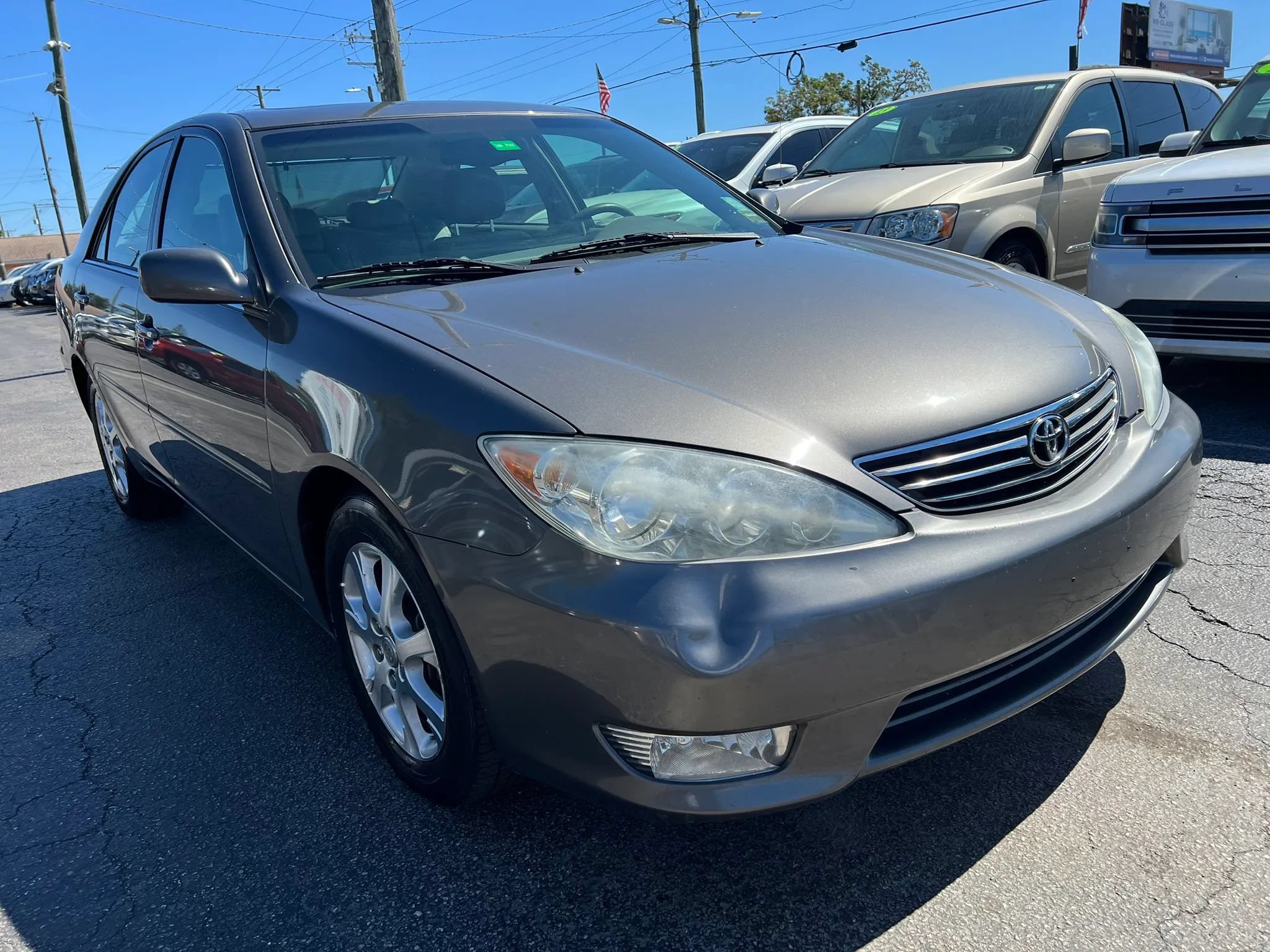 Used 2005 Toyota Camry XLE w/ VSC & Side Airbag Pkg FWD image 4