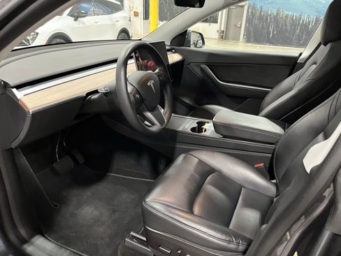 Used 2022 Tesla Model Y Long Range image 9