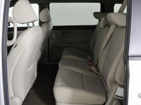 Used 2020 Kia Sedona LX image 16