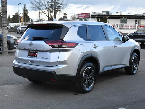 Used 2024 Nissan Rogue SV image 8