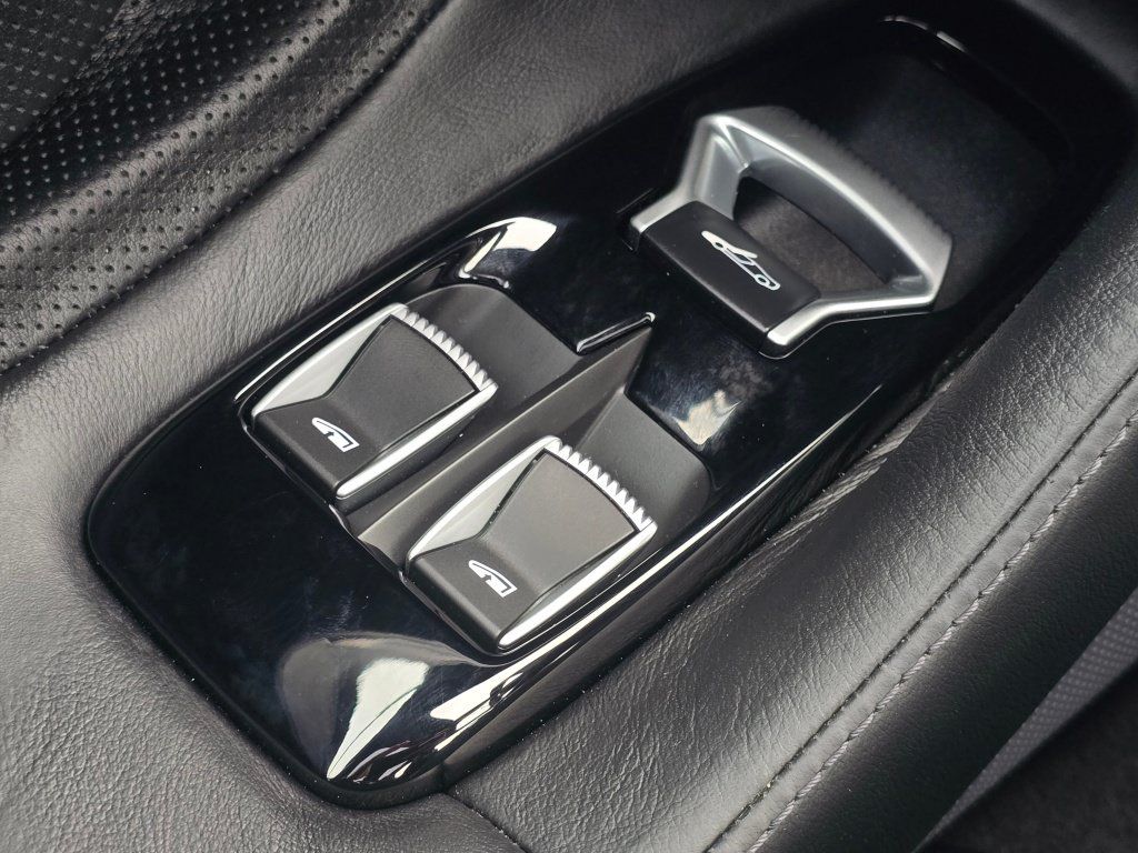 Used 2022 McLaren GT RWD image 32