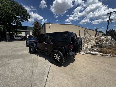 Used 2015 Jeep Wrangler Unlimited Sahara w/ Connectivity Group AWD/4WD image 3