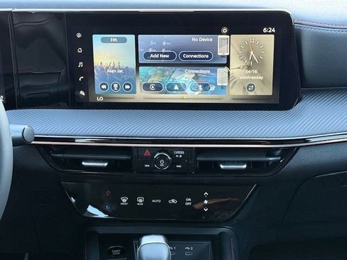 New 2025 Nissan Kicks SR w/ Illumination Package image 17