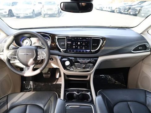 Used 2024 Chrysler Pacifica Limited image 13