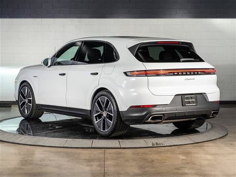 Certified 2026 Porsche Cayenne E-Hybrid AWD/4WD image 3