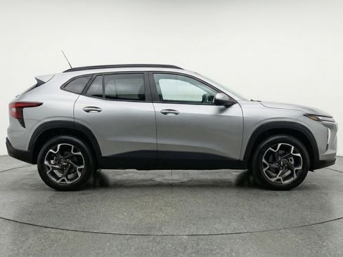 Used 2025 Chevrolet Trax LT w/ LT Convenience Package FWD image 11