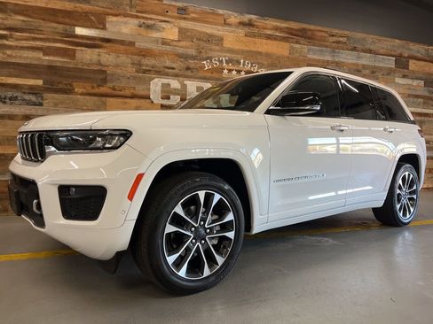 Used 2022 Jeep Grand Cherokee Overland w/ Luxury Tech Group IV AWD/4WD image 14