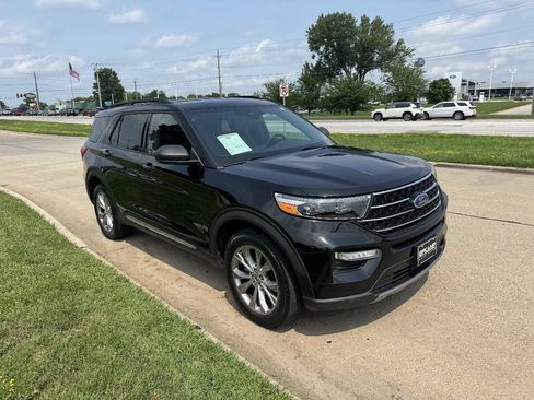 Used 2020 Ford Explorer XLT w/ Equipment Group 202A AWD/4WD image 7