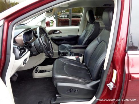 Used 2018 Chrysler Pacifica Touring-L FWD image 8