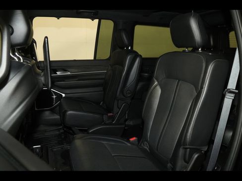 Used 2022 Jeep Wagoneer Series III w/ Premium Group I AWD/4WD image 24