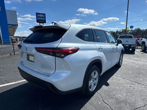Used 2023 Toyota Highlander LE image 6