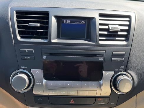 Used 2011 Toyota Highlander SE w/ Tow Pkg AWD/4WD image 25