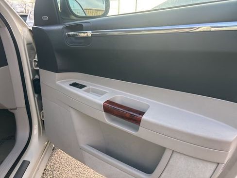 Used 2007 Chrysler 300 C w/ Protection Group II image 11