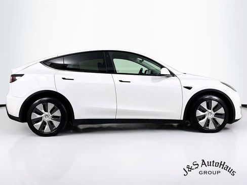 Used 2022 Tesla Model Y Long Range image 8