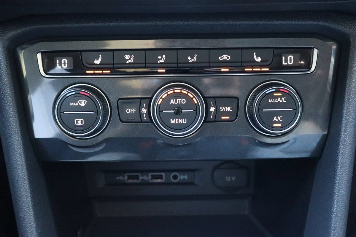 Used 2018 Volkswagen Tiguan SE w/ Panoramic Sunroof Package AWD/4WD image 19