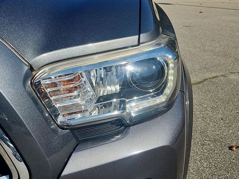 Used 2018 Toyota Tacoma Limited image 10