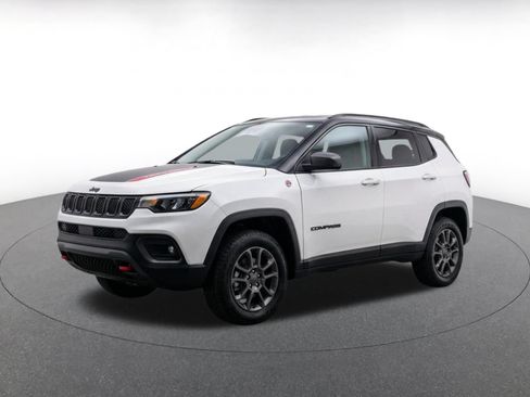 Used 2025 Jeep Compass Trailhawk AWD/4WD image 3