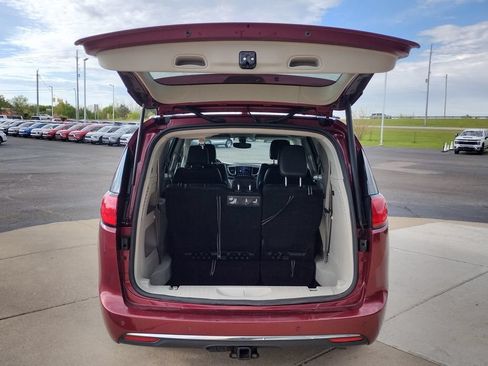 Used 2018 Chrysler Pacifica Touring-L Plus FWD image 14